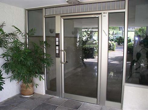 דלת הכניסה יכולה להיות מעוצבת - אבל עמידה (צילום: מיכל גרינברג) (צילום: מיכל גרינברג)