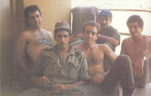 במלחמת לבנון. גבירצמן (במרכז) עם חברים ליחידה ()