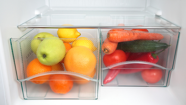 מומלץ לא לשטוף את הפירות והירקות לפני האחסון במקרר (צילום: shutterstock) (צילום: shutterstock)