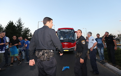 השוטרים מנסים להשתלט על החגיגות (צילום: אורן אהרוני) (צילום: אורן אהרוני)