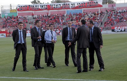נציגי ההתאחדות לכדורגל בוסרמיל (צילום: ראובן שוורץ) (צילום: ראובן שוורץ)