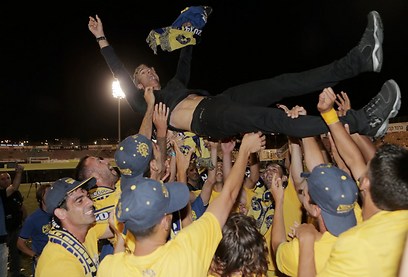 שחקני מכבי מניפים את פאולו סוזה באוויר (צילום: ראובן שוורץ) (צילום: ראובן שוורץ)