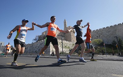 משתתפי מרתון ירושלים על רקע מגדל דוד בירושלים (צילום: אלכס קולמויסקי ) (צילום: אלכס קולמויסקי )
