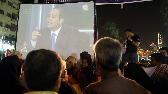 תושבי מצרים צופים בשידור הראיון הטלוויזיוני אמש (צילום: EPA) (צילום: EPA)