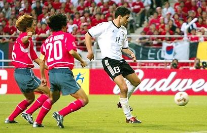 באלאק וגרמניה מדיחים את דרום קוריאה בחצי הגמר ב-2002 (צילום: GettyImages) (צילום: GettyImages)