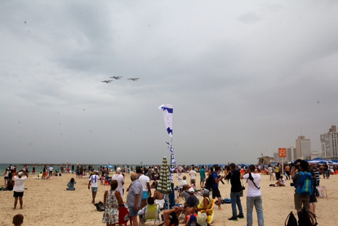  IAF Aerobatic Team above Tel Aviv (Photo: Motti Kimchi)