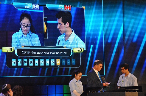 Eitan Amos fields final question with 2nd place winner Tefila Berenson (Photo: Ofer Meir)