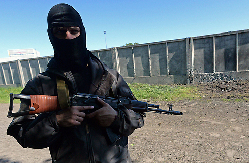 הבדלנים ישקלו לדחות את משאל העם. חמוש פרו-רוסי בסלביאנסק האוקראינית (צילום: AFP) (צילום: AFP)