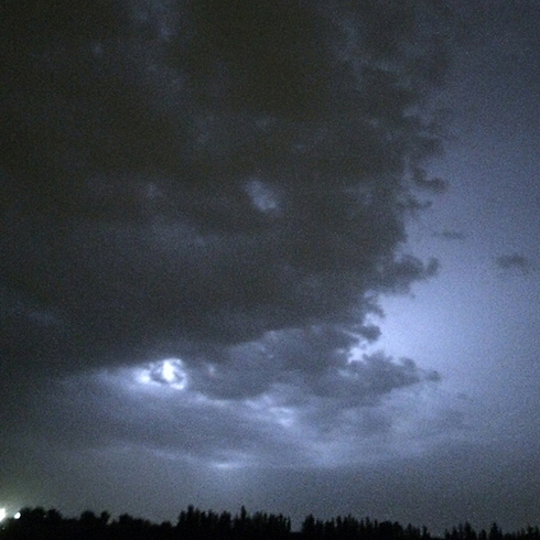 ברקים מעל מושב בית אלעזרי בשפלה, אמש (צילום: רוני יואל) (צילום: רוני יואל)