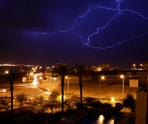 Lightning strikes Eilat (Photo: Gil Koplovitz) (Photo: Gil Koplovitz)