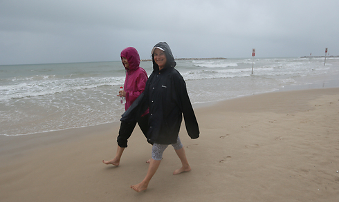 צועדים בחוף פרישמן, ביום של סערה (צילום: ירון ברנר) (צילום: ירון ברנר)