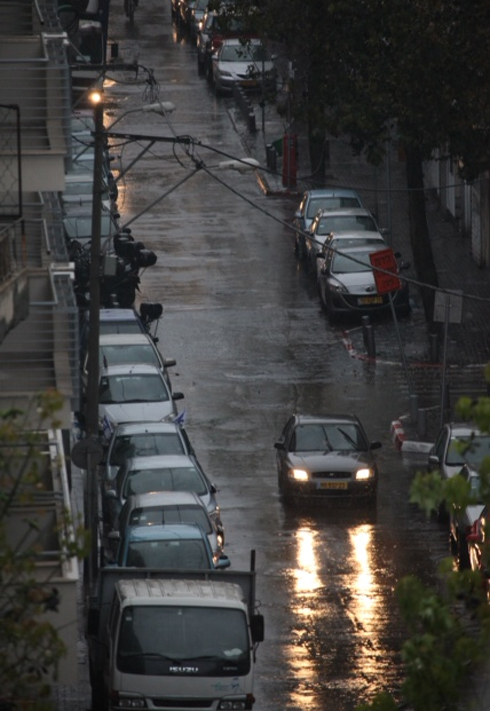 ארכיון. גשם בתל אביב (צילום: מוטי קמחי) (צילום: מוטי קמחי)