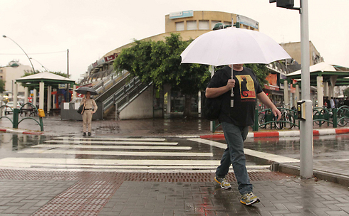 תחת מטרייה אחת בנתניה (צילום: עידו ארז) (צילום: עידו ארז)
