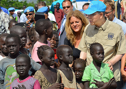 מזכ"ל האו"ם באן עם השליחה המיוחדת של האו"ם בדרום סודן הילד ג'ונסון (צילום: AFP) (צילום: AFP)