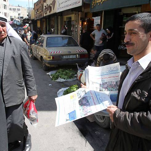 A Palestinian sells issues of the Hamas-affiliated newspaper Falesteen in Hebron (Photo: AFP) (Photo: AFP)