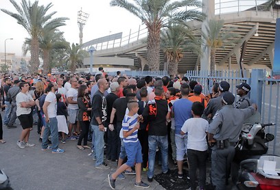 אוהדי בני יהודה צובאים על השערים מחוץ לאצטדיון (צילום: ראובן שוורץ) (צילום: ראובן שוורץ)