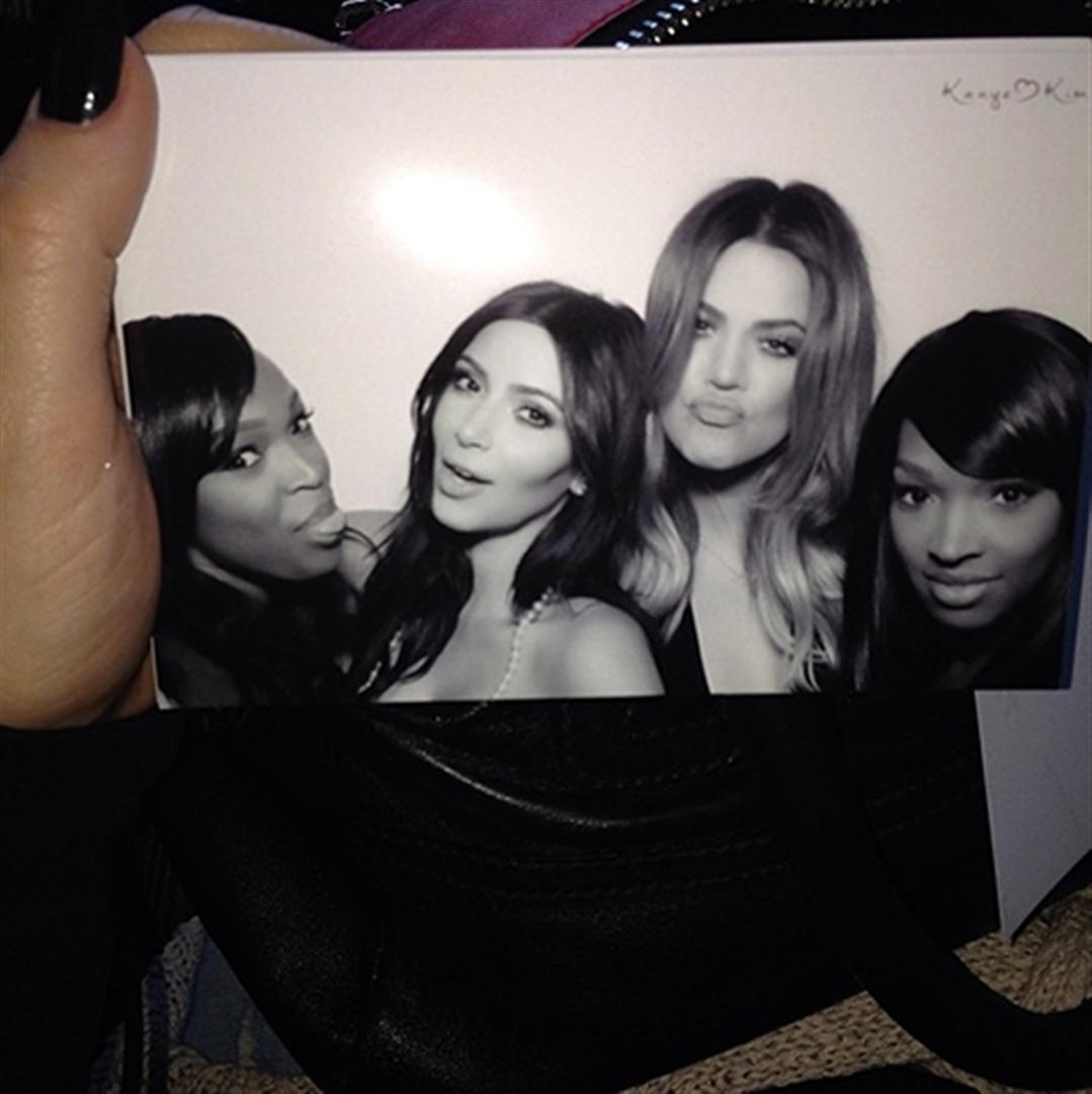 קלואי מצלמת ומעלה (צילום: אינסטגרם)