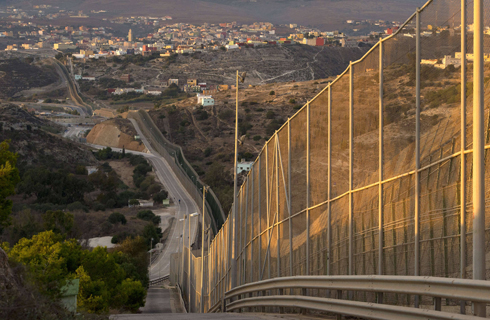 שלוש שכבות של גדר תיל לא מרתיעות את המהגרים. מלייה (צילום: AFP) (צילום: AFP)