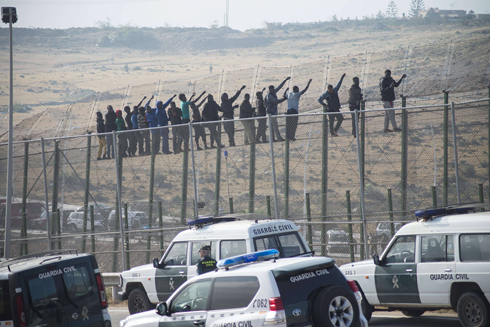 מהגרים על תיל (צילום: AFP) (צילום: AFP)