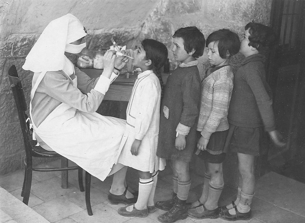 אחיות הדסה מטפלות הילדים בשנות ה-20 (צילום: באדיבות הדסה)