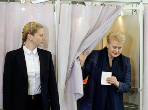 כלכלנית בהשכלתה. הנשיאה הליטאית לאחר הצבעתה בווילנה (צילום: רויטרס) (צילום: רויטרס)