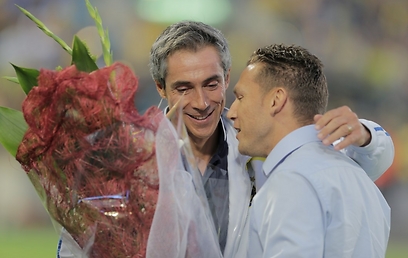 פאולו סוזה מברך את ברק בכר על הזכיה בגביע המדינה (צילום: ראובן שוורץ) (צילום: ראובן שוורץ)