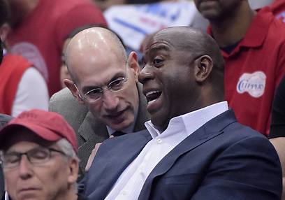אדם סילבר, הקומישינר של ה-NBA, ומג'יק ג'ונסון, נגדו התבטא סטרלינג. הלילה בסטייפלס סנטר (צילום: AP) (צילום: AP)