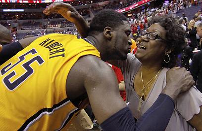 רוי היברט נותן נשיקה גדולה לאמא (צילום: AP) (צילום: AP)