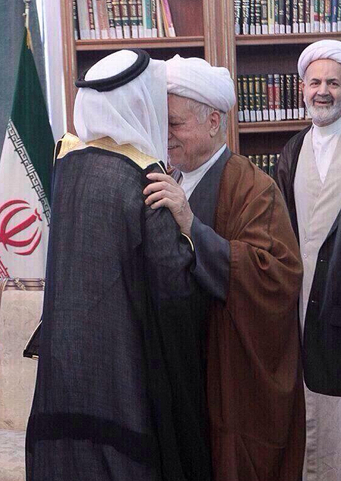 התמונה השנויה במחלוקת. רפסנג'אני נפגש עם שגריר סעודיה ()