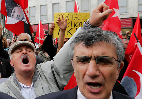 מחאה נגד ארדואן. איסטנבול, היום (צילום: EPA) (צילום: EPA)