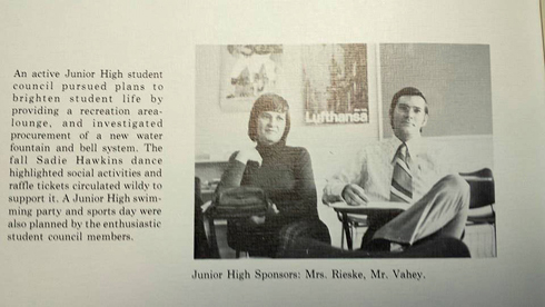 המורה האהוב הגיע ראשון לכיתה ויצא אחרון. וייהי בספר מחזור, 1973 (צילום: AP) (צילום: AP)