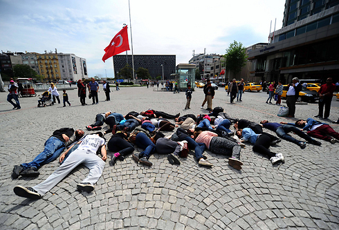 מפגינים מעמידים פני מתים. המחאה בטורקיה (צילום: AFP) (צילום: AFP)