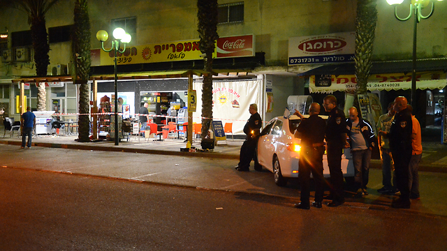 כוחות משטרה ליד זירת הירי, הערב בקריית ביאליק (צילום: מוחמד שינאווי ) (צילום: מוחמד שינאווי )