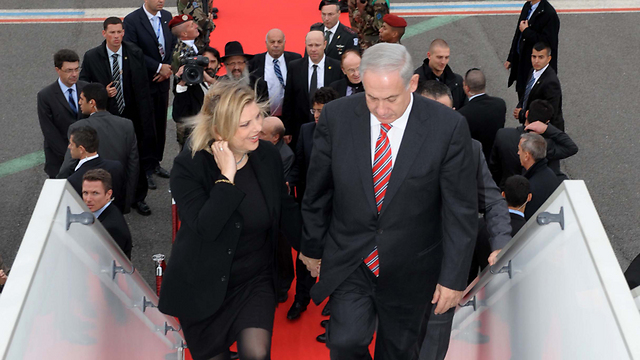 Sara and Benjamin Netanyahu board a plane (Archive photo: Avi Ohayon/GPO) (Photo: David Ohayon)