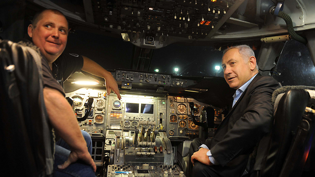 PM Netanyahu in the Supertanker in 2010 during the Carmel Forest fires (Photo: Avi Ohayon/GPO)