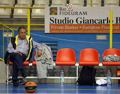 שמעון מזרחי צופה באימון (צילום: עוז מועלם, מילאנו) (צילום: עוז מועלם, מילאנו)