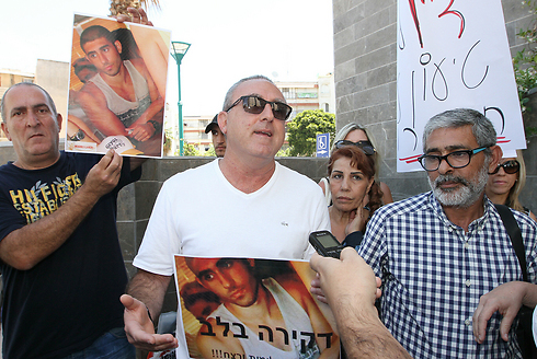 אביו של גריידי (מימין) והמחאה בכניסה לבית המשפט (צילום: עידו ארז) (צילום: עידו ארז)