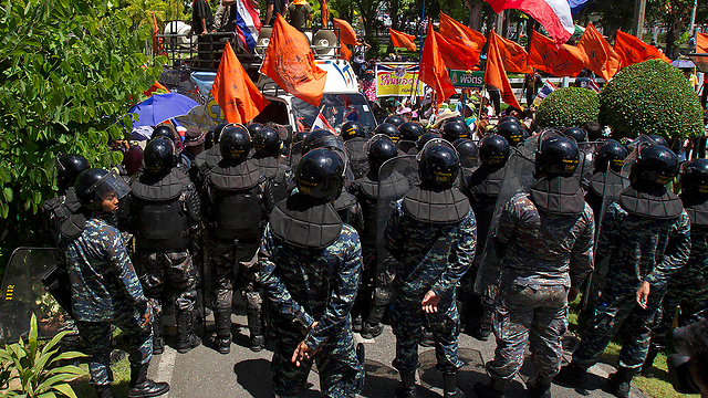 כוחות צבא ומפגינים מחוץ לבסיס הצבאי (צילום: AP) (צילום: AP)