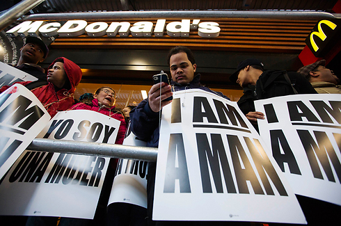 אדם ולא עבד. עובדי מקדונלד'ס מפגינים בניו יורק (צילום: רויטרס) (צילום: רויטרס)