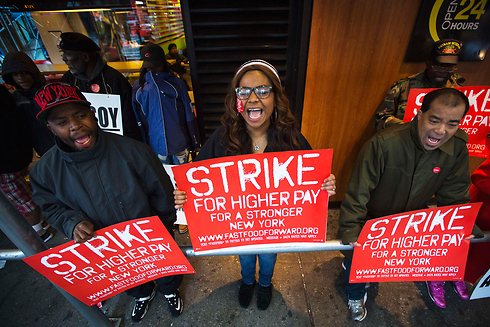שובתים עבור שכר גבוה יותר בניו יורק (צילום: רויטרס) (צילום: רויטרס)