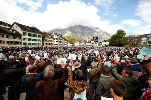 מפגינים בשוויץ לקראת משאל העם (צילום: רויטרס) (צילום: רויטרס)