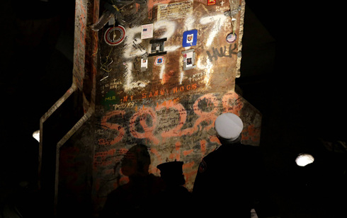 כבאי אמריקני מול קיר משרידי מגדלי התאומים (צילום: AFP) (צילום: AFP)