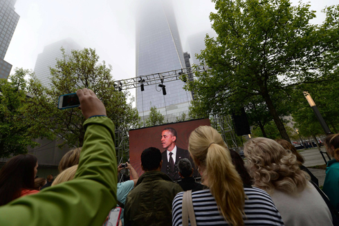 צופים בנאומו של אובמה בטקס החנוכה, הערב (צילום: AFP) (צילום: AFP)