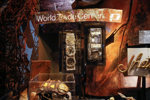 חפצים שנאספו משברי מרכז הסחר העולמי (צילום: רויטרס) (צילום: רויטרס)