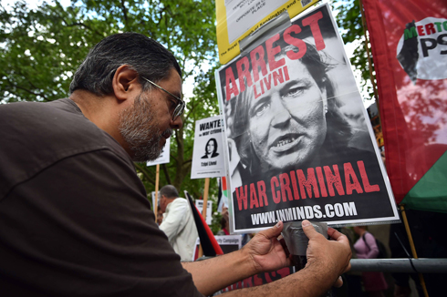 "פושעת מלחמה". המחאה נגד לבני (צילום: AFP) (צילום: AFP)