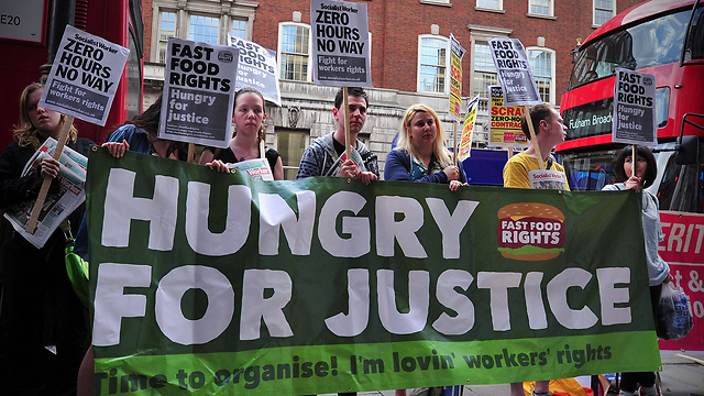 ההפגנה בלונדון. "רעבים לצדק" (צילום: AFP) (צילום: AFP)