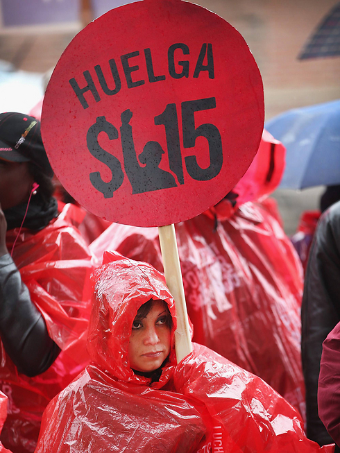ההפגנה בשיקאגו. דורשים לפחות 15 דולר לשעה (צילום: AFP) (צילום: AFP)