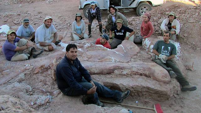 הגיאולוגים באתר שבו נמצאה התגלית (צילום: AFP) (צילום: AFP)