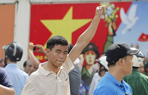 מפגינים ברחבי וייטנאם נגד ההשתלטות הסינית (צילום: רויטרס) (צילום: רויטרס)