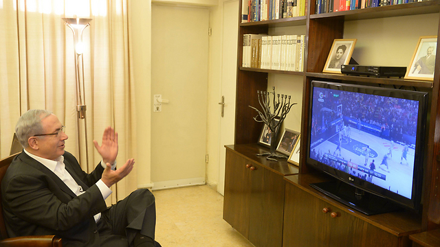 ראש הממשלה צופה במשחק, הערב ( צילום: עמוס בן גרשום, לע"מ) ( צילום: עמוס בן גרשום, לע